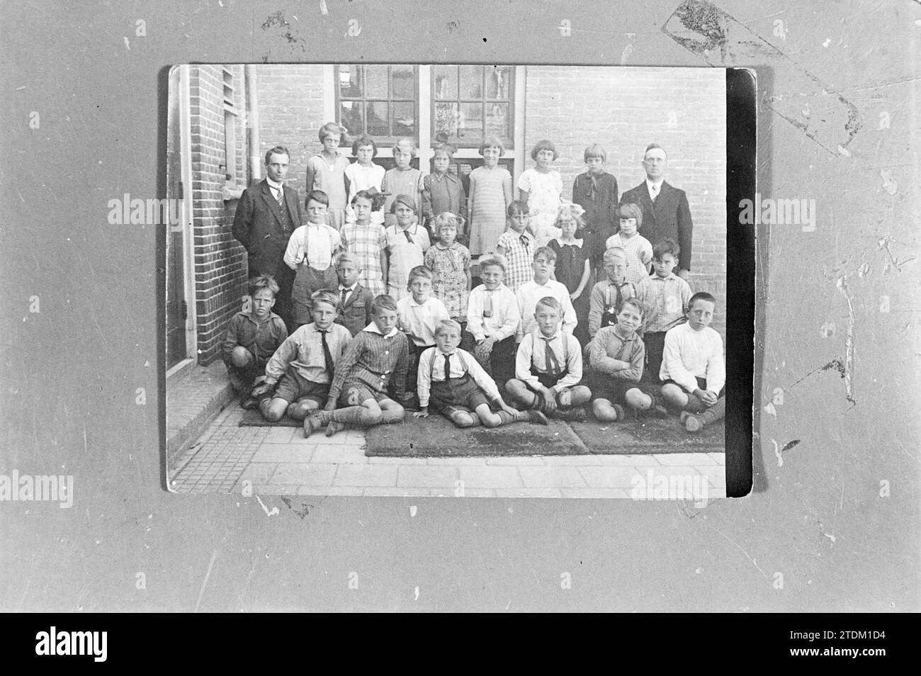 Old school class photo, Whizgle News from the Past, Tailored for the Future. Explore historical narratives, Dutch The Netherlands agency image with a modern perspective, bridging the gap between yesterday's events and tomorrow's insights. A timeless journey shaping the stories that shape our future Stock Photo