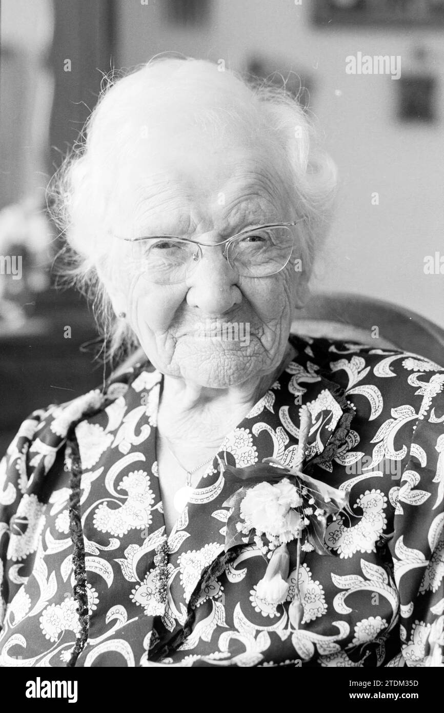 Oldest resident of Haarlem Mrs. van de Bosch in Schoterhof, Centenarians, one hundred years, Haarlem, The Netherlands, 20-06-1988, Whizgle News from the Past, Tailored for the Future. Explore historical narratives, Dutch The Netherlands agency image with a modern perspective, bridging the gap between yesterday's events and tomorrow's insights. A timeless journey shaping the stories that shape our future Stock Photo
