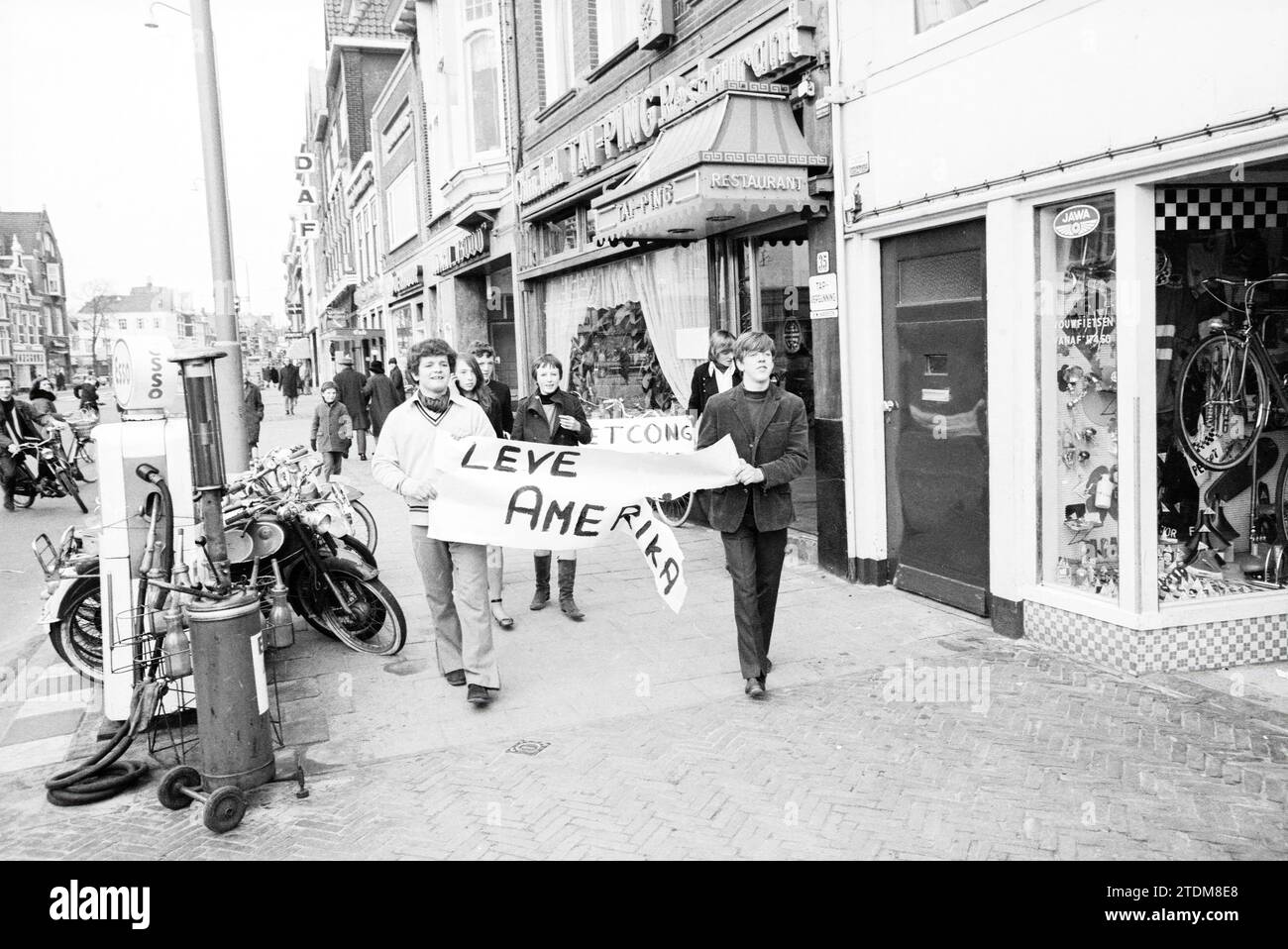 Vietnam demonstration, Demonstration, 09-03-1968, Whizgle News from the Past, Tailored for the Future. Explore historical narratives, Dutch The Netherlands agency image with a modern perspective, bridging the gap between yesterday's events and tomorrow's insights. A timeless journey shaping the stories that shape our future Stock Photo