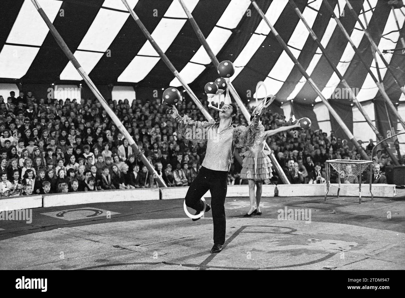 Circus, Whizgle News from the Past, Tailored for the Future. Explore historical narratives, Dutch The Netherlands agency image with a modern perspective, bridging the gap between yesterday's events and tomorrow's insights. A timeless journey shaping the stories that shape our future Stock Photo