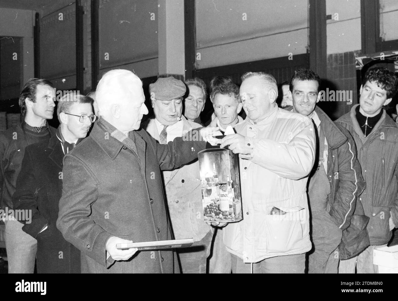 Exchange of gifts between two men, Whizgle News from the Past, Tailored for the Future. Explore historical narratives, Dutch The Netherlands agency image with a modern perspective, bridging the gap between yesterday's events and tomorrow's insights. A timeless journey shaping the stories that shape our future Stock Photo