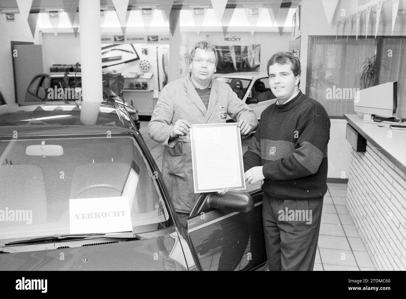 Daihatsu car dealer shows his certificate, 00-12-1989, Whizgle News from the Past, Tailored for the Future. Explore historical narratives, Dutch The Netherlands agency image with a modern perspective, bridging the gap between yesterday's events and tomorrow's insights. A timeless journey shaping the stories that shape our future Stock Photo