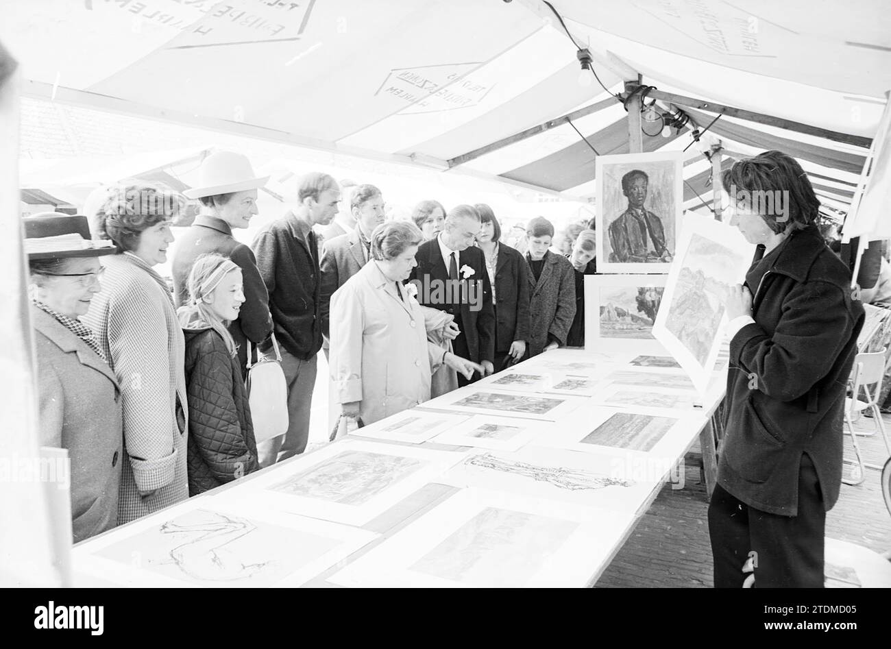 Art market, Market, 11-06-1965, Whizgle News from the Past, Tailored for the Future. Explore historical narratives, Dutch The Netherlands agency image with a modern perspective, bridging the gap between yesterday's events and tomorrow's insights. A timeless journey shaping the stories that shape our future Stock Photo