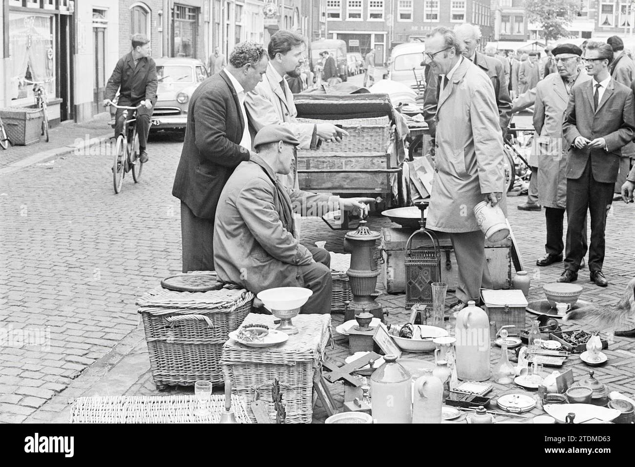 Market, Whizgle News from the Past, Tailored for the Future. Explore historical narratives, Dutch The Netherlands agency image with a modern perspective, bridging the gap between yesterday's events and tomorrow's insights. A timeless journey shaping the stories that shape our future Stock Photo