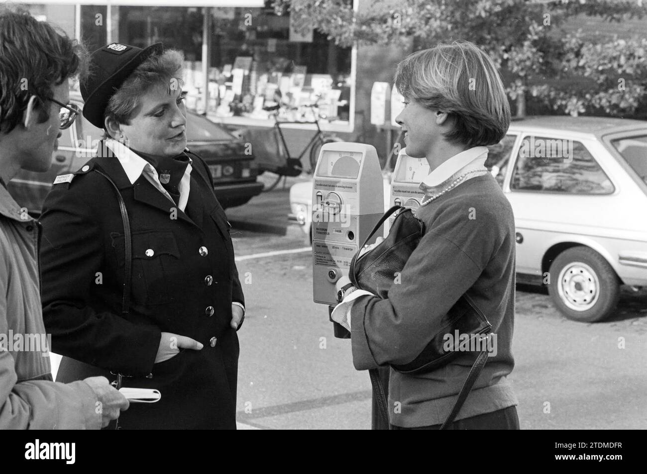 Parking police in action, Hoofddorp, Parking, parking lots, parking lots, Hoofddorp, The Netherlands, 26-10-1983, Whizgle News from the Past, Tailored for the Future. Explore historical narratives, Dutch The Netherlands agency image with a modern perspective, bridging the gap between yesterday's events and tomorrow's insights. A timeless journey shaping the stories that shape our future Stock Photo