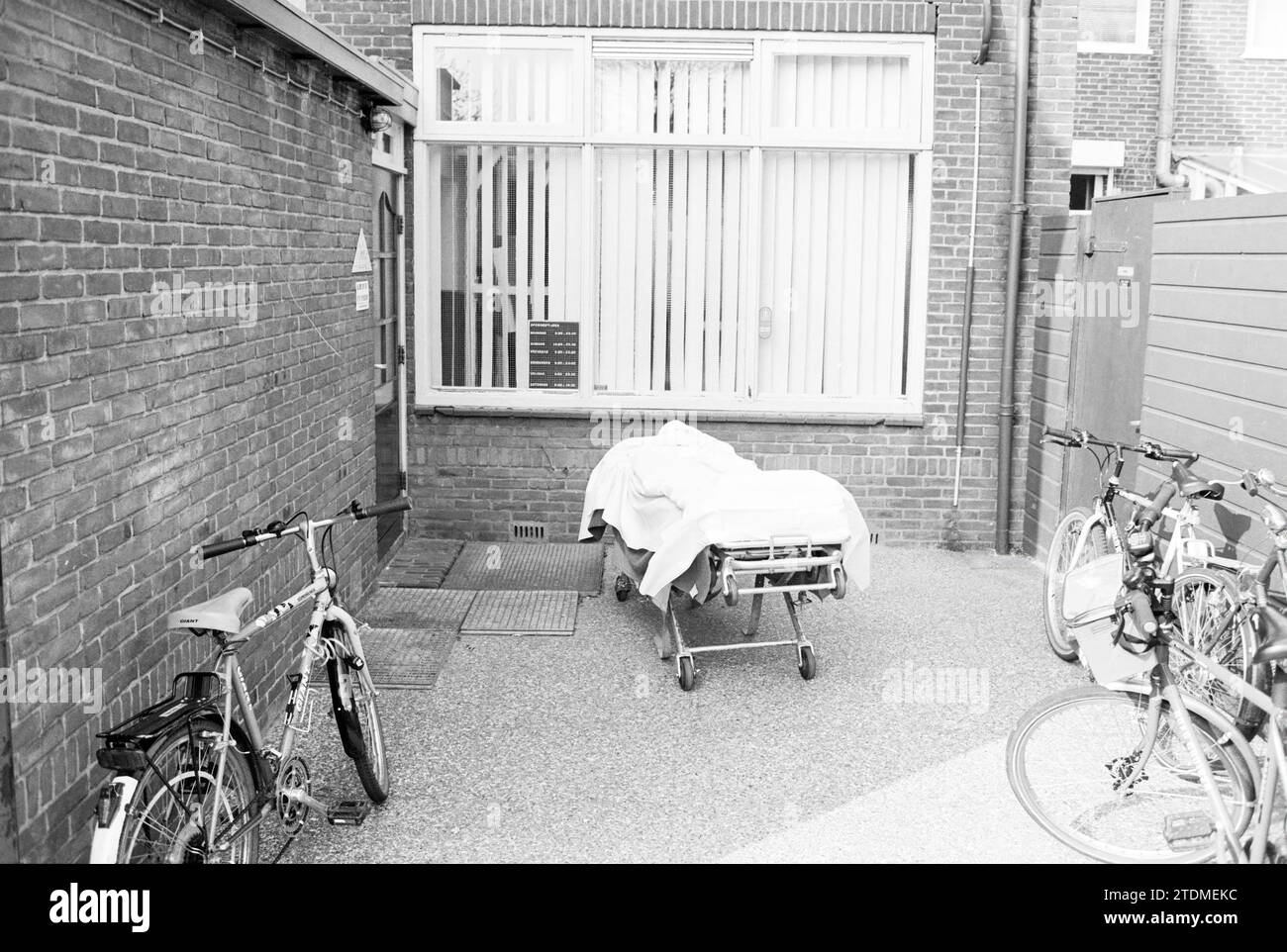 Stretcher at a medical practice?, 00-02-1992, Whizgle News from the Past, Tailored for the Future. Explore historical narratives, Dutch The Netherlands agency image with a modern perspective, bridging the gap between yesterday's events and tomorrow's insights. A timeless journey shaping the stories that shape our future Stock Photo