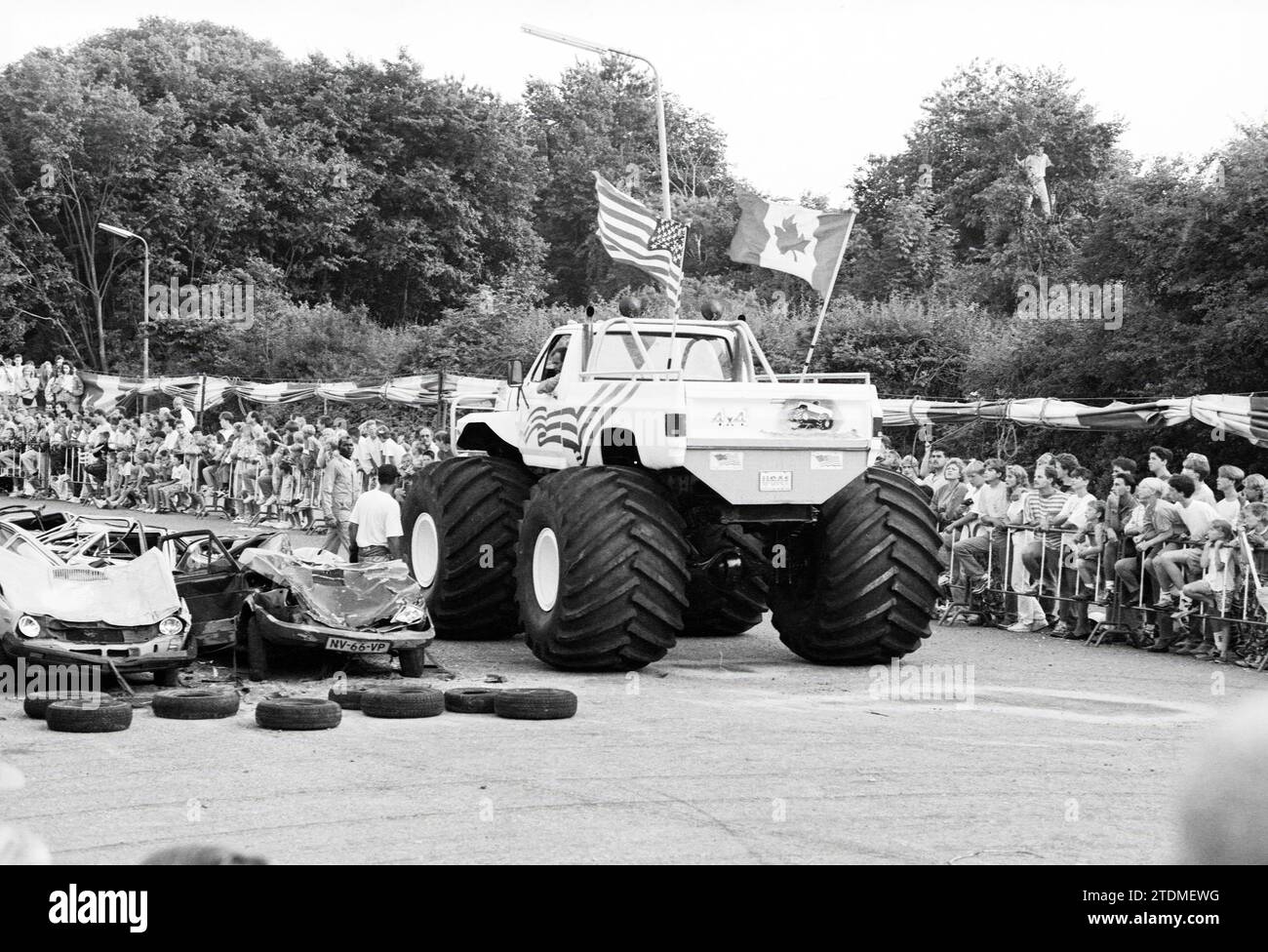 Big Foot' show in IJmuiden, IJmuiden, The Netherlands, 26-06-1992, Whizgle News from the Past, Tailored for the Future. Explore historical narratives, Dutch The Netherlands agency image with a modern perspective, bridging the gap between yesterday's events and tomorrow's insights. A timeless journey shaping the stories that shape our future Stock Photo