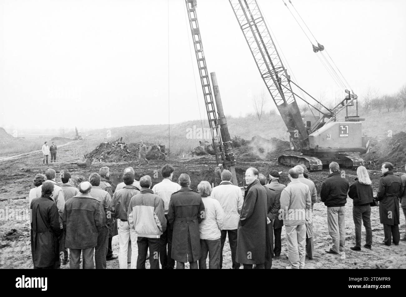 First pile of wind turbine project Haarlem Waarderpolder, First pile, Haarlem, The Netherlands, 21-12-1988, Whizgle News from the Past, Tailored for the Future. Explore historical narratives, Dutch The Netherlands agency image with a modern perspective, bridging the gap between yesterday's events and tomorrow's insights. A timeless journey shaping the stories that shape our future Stock Photo