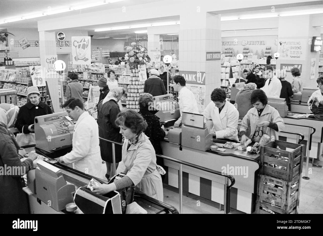 Co-op in IJmuiden, Shops and kiosks, 16-11-1962, Whizgle News from the Past, Tailored for the Future. Explore historical narratives, Dutch The Netherlands agency image with a modern perspective, bridging the gap between yesterday's events and tomorrow's insights. A timeless journey shaping the stories that shape our future Stock Photo