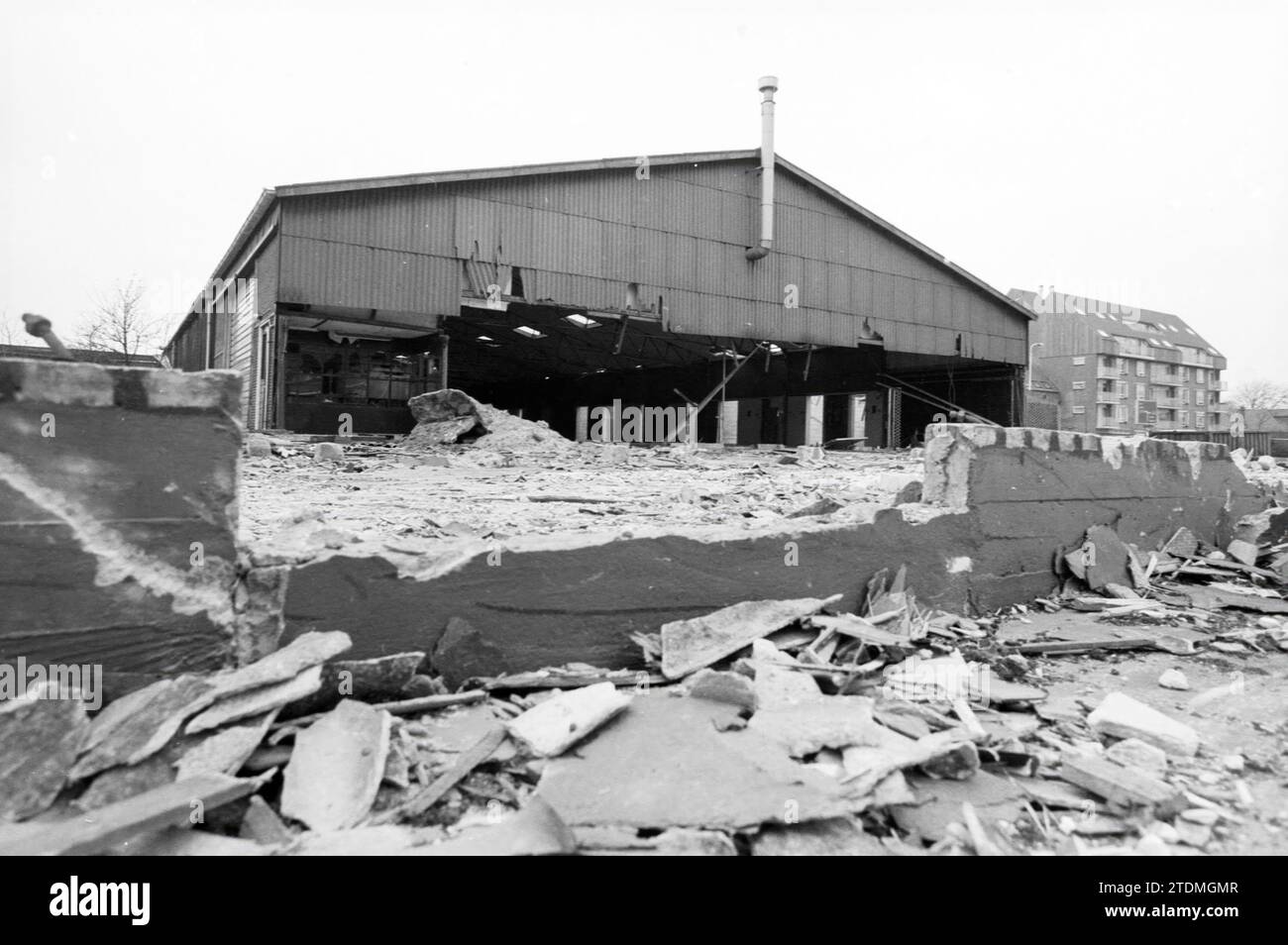 Half-demolished warehouse of Stassen, Whizgle News from the Past, Tailored for the Future. Explore historical narratives, Dutch The Netherlands agency image with a modern perspective, bridging the gap between yesterday's events and tomorrow's insights. A timeless journey shaping the stories that shape our future Stock Photo