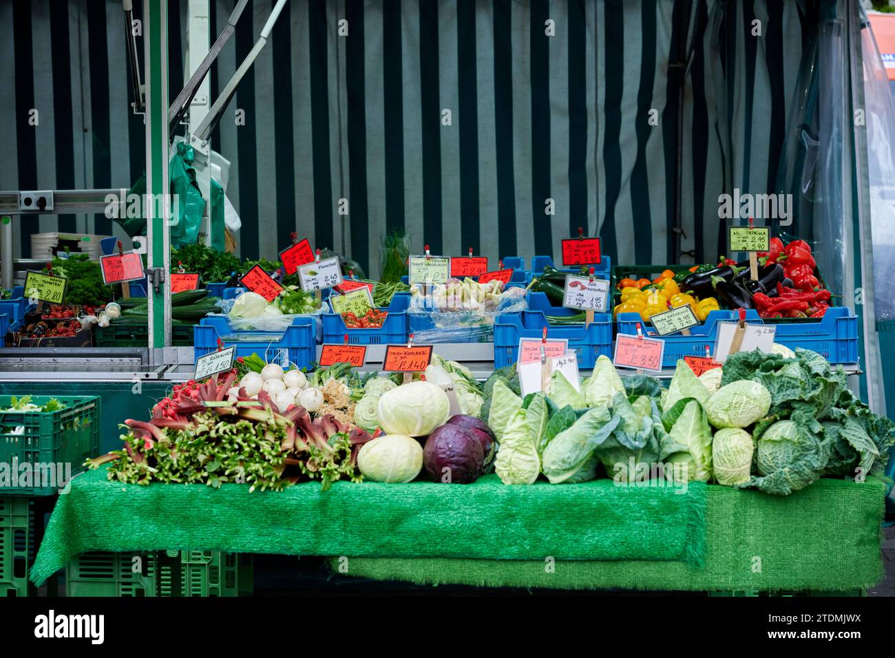 wochenmarkt in toscolano typical market