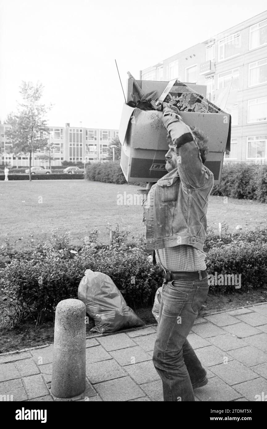 Reports: collection of bulky waste, Report, Garbage, 24-09-1981, Whizgle News from the Past, Tailored for the Future. Explore historical narratives, Dutch The Netherlands agency image with a modern perspective, bridging the gap between yesterday's events and tomorrow's insights. A timeless journey shaping the stories that shape our future Stock Photo