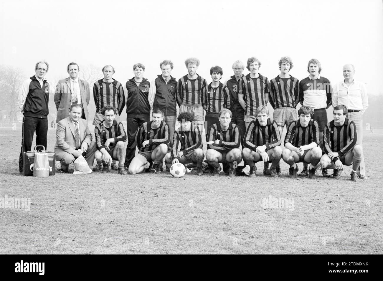 Team photo Halfweg, Football Zandvoortse Meeuwen Halfweg, 27-03-1982, Whizgle News from the Past, Tailored for the Future. Explore historical narratives, Dutch The Netherlands agency image with a modern perspective, bridging the gap between yesterday's events and tomorrow's insights. A timeless journey shaping the stories that shape our future Stock Photo