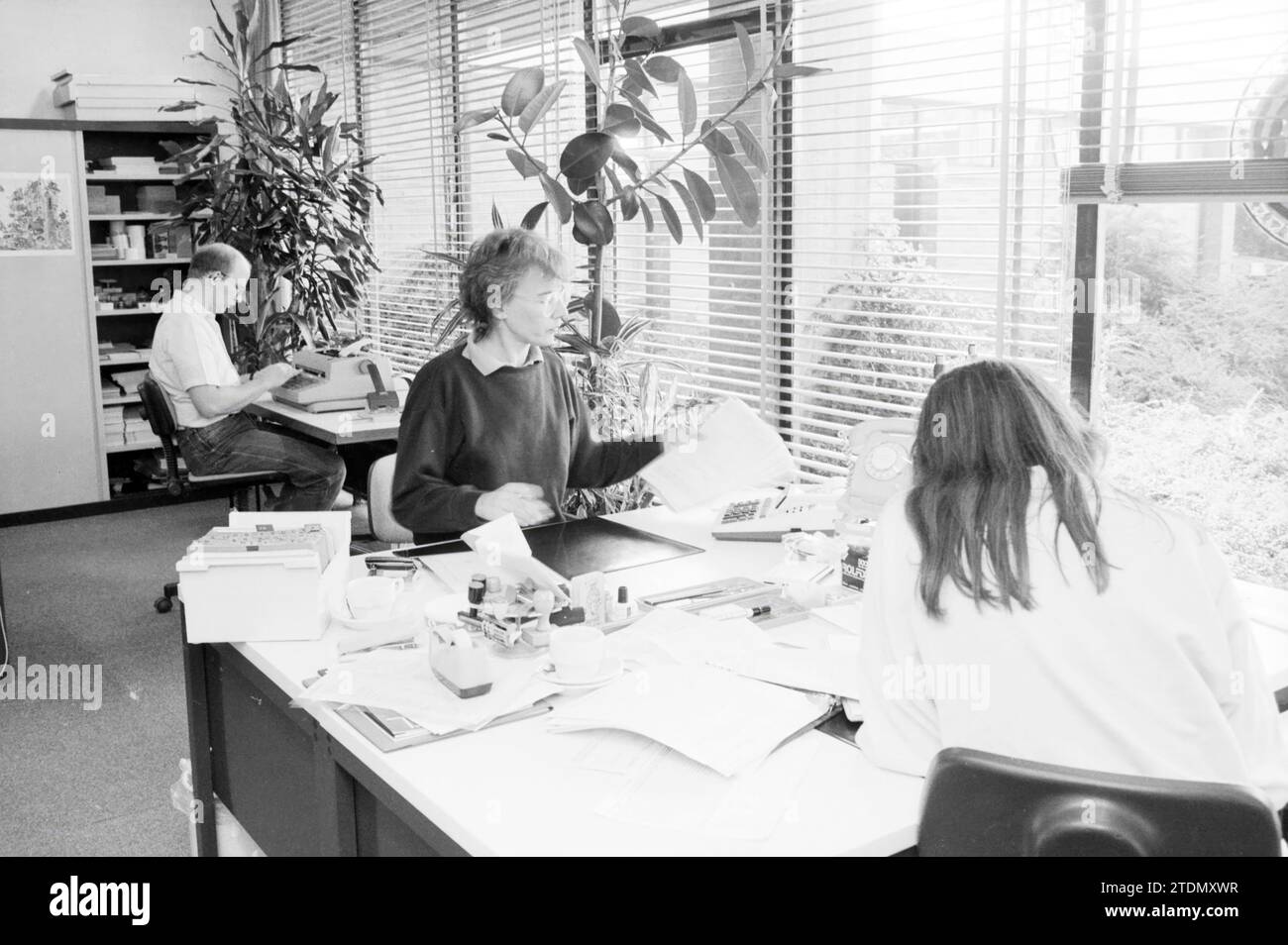 Working in an administration office behind an IBM PC, 00-10-1986, Whizgle News from the Past, Tailored for the Future. Explore historical narratives, Dutch The Netherlands agency image with a modern perspective, bridging the gap between yesterday's events and tomorrow's insights. A timeless journey shaping the stories that shape our future Stock Photo