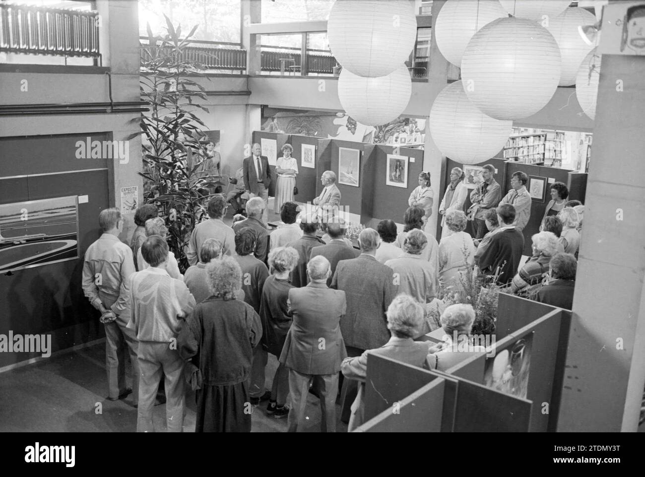Group of persons listening to speech in exhibition room within a library, 03-08-1987, Whizgle News from the Past, Tailored for the Future. Explore historical narratives, Dutch The Netherlands agency image with a modern perspective, bridging the gap between yesterday's events and tomorrow's insights. A timeless journey shaping the stories that shape our future Stock Photo