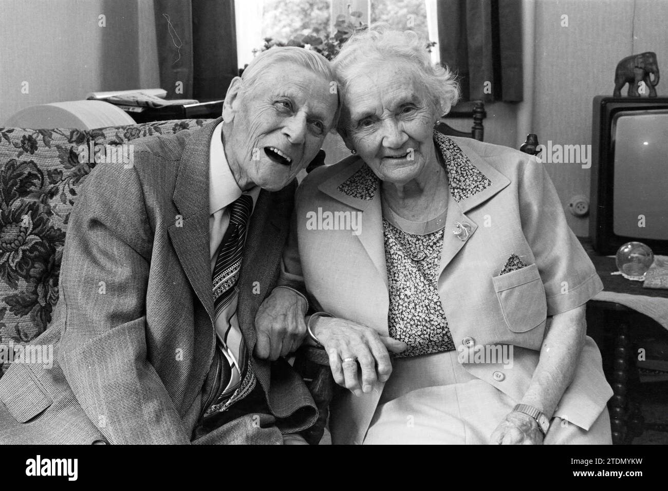 70-year-old couple Benard, Bloemendaal, Couples, Bloemendaal, 01-08-1983, Whizgle News from the Past, Tailored for the Future. Explore historical narratives, Dutch The Netherlands agency image with a modern perspective, bridging the gap between yesterday's events and tomorrow's insights. A timeless journey shaping the stories that shape our future Stock Photo