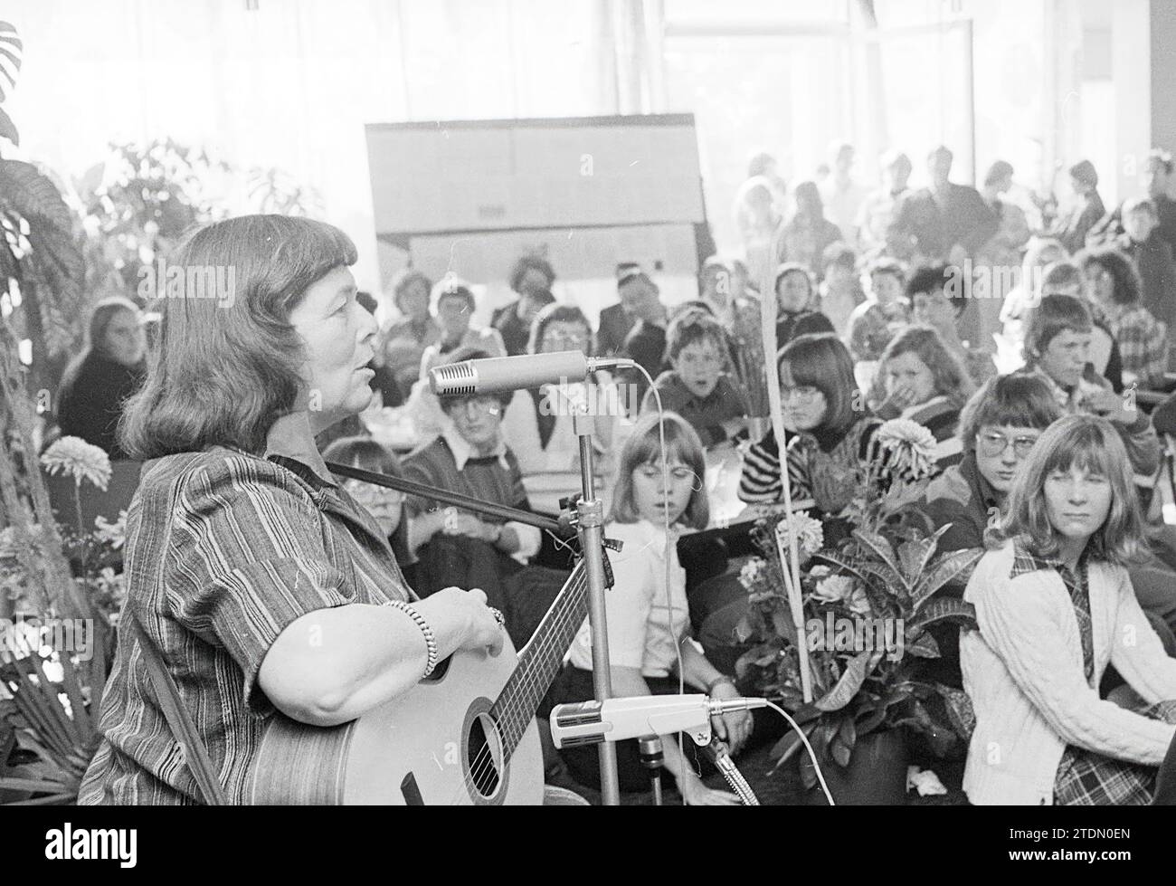 Singer in Red Cross Hospital, B'wijk, Coby Schreier, Red Cross, Red Cross hospital, Persons singing and music, 24-09-1977, Whizgle News from the Past, Tailored for the Future. Explore historical narratives, Dutch The Netherlands agency image with a modern perspective, bridging the gap between yesterday's events and tomorrow's insights. A timeless journey shaping the stories that shape our future Stock Photo