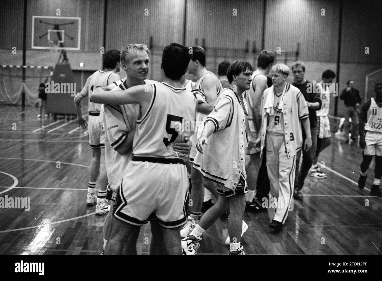Basketball Holland Inn Akrides- RZG/Donar, 23-09-1993, Whizgle News from the Past, Tailored for the Future. Explore historical narratives, Dutch The Netherlands agency image with a modern perspective, bridging the gap between yesterday's events and tomorrow's insights. A timeless journey shaping the stories that shape our future Stock Photo