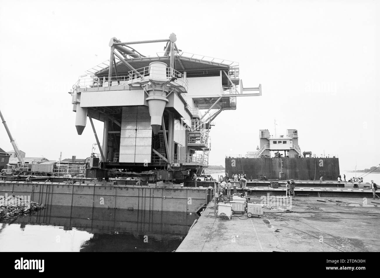 Pantoon Based Rigs Drilling platform on pontoon Genius Velsen north, Drilling rigs, Velsen ...
