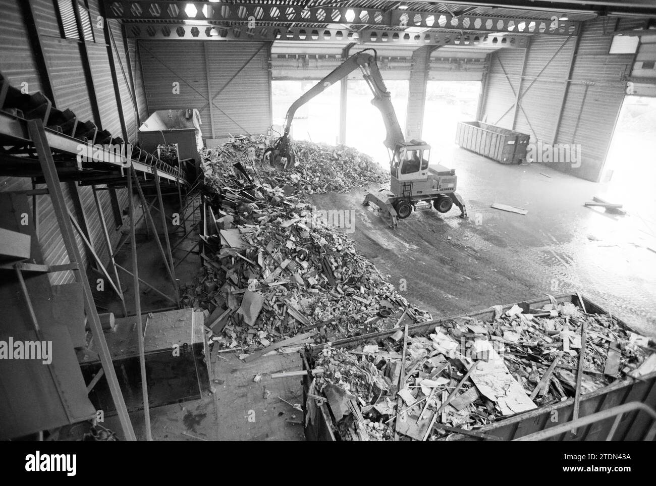 Fa. EHCO, bulky waste processing [First Haarlem Central Collection Service], 13-07-1993, Whizgle News from the Past, Tailored for the Future. Explore historical narratives, Dutch The Netherlands agency image with a modern perspective, bridging the gap between yesterday's events and tomorrow's insights. A timeless journey shaping the stories that shape our future Stock Photo