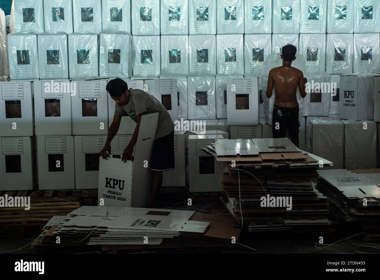 BALLOT BOX ASSEMBLY FOR THE 2025 ELECTION Officers assemble the 2025