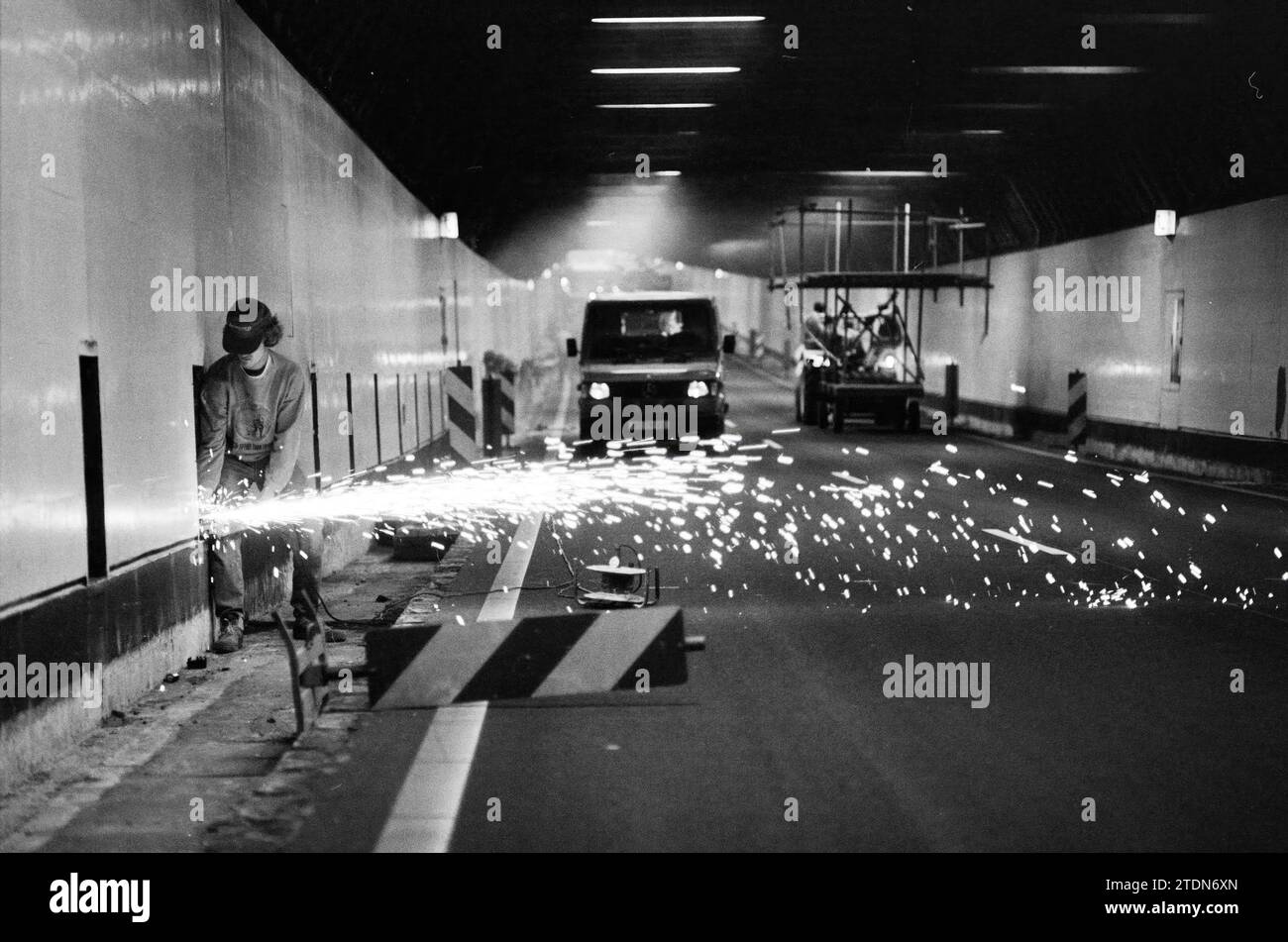 Work in the Velsertunnel, 00-05-1990, Whizgle News from the Past, Tailored for the Future. Explore historical narratives, Dutch The Netherlands agency image with a modern perspective, bridging the gap between yesterday's events and tomorrow's insights. A timeless journey shaping the stories that shape our future Stock Photo