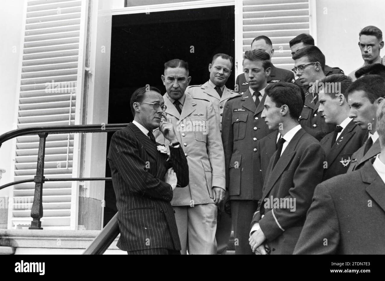 Pr. Bernhard ont. aviation cadets, Royal receptions and Royal visits, 02-08-1960, Whizgle News from the Past, Tailored for the Future. Explore historical narratives, Dutch The Netherlands agency image with a modern perspective, bridging the gap between yesterday's events and tomorrow's insights. A timeless journey shaping the stories that shape our future Stock Photo