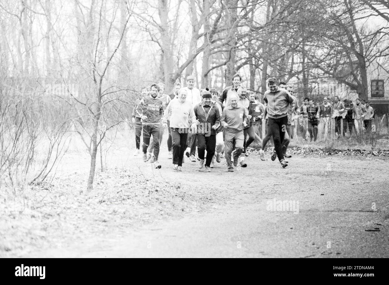 Marathon runners at the 'Oase', Vogelenzang, Vogelenzang, 1e Leijweg, 07-04-1986, Whizgle News from the Past, Tailored for the Future. Explore historical narratives, Dutch The Netherlands agency image with a modern perspective, bridging the gap between yesterday's events and tomorrow's insights. A timeless journey shaping the stories that shape our future Stock Photo