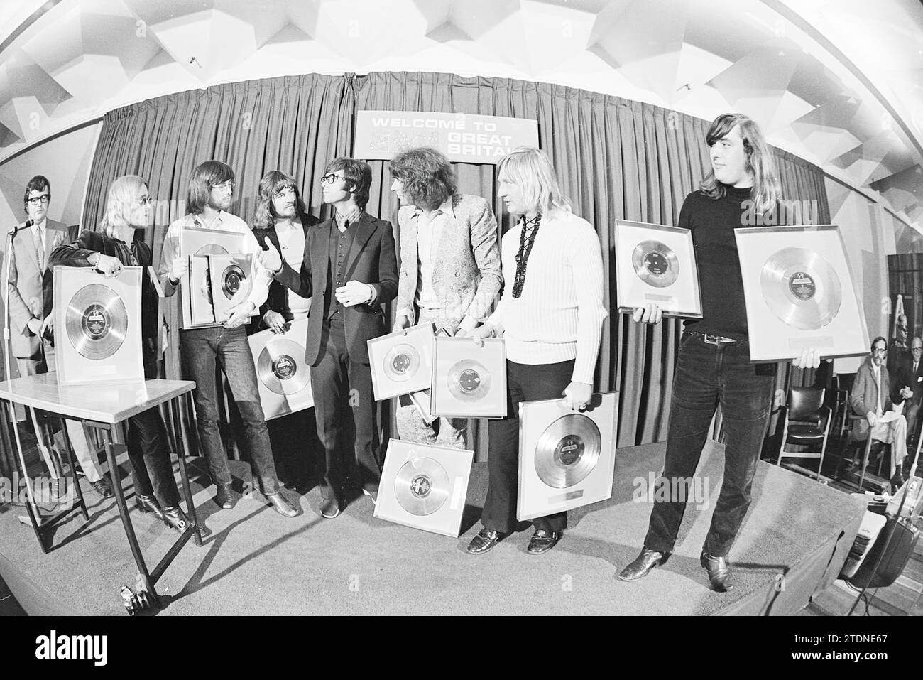 Presentation of three gold records to The Cats and the His Masters Voice ring to Johnny Jordaan, Tante Leen and conductor Harry de Groot in the Mount Royal hotel in London, by Cliff Richard on behalf of record company EMI, Music, Londen, Oxford Street, Verenigd Koninkrijk, 13-10-1970, Whizgle News from the Past, Tailored for the Future. Explore historical narratives, Dutch The Netherlands agency image with a modern perspective Stock Photo