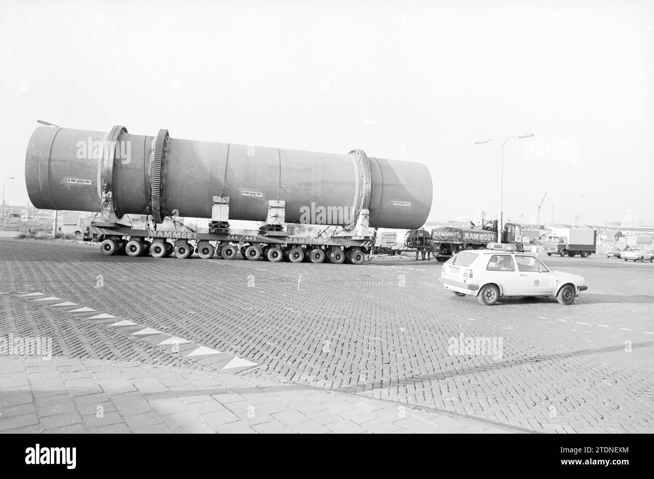 Supertransport IJmuiden, enormous tube on a twelve-axle trailer, IJmuiden, The Netherlands, 12-02-1985, Whizgle News from the Past, Tailored for the Future. Explore historical narratives, Dutch The Netherlands agency image with a modern perspective, bridging the gap between yesterday's events and tomorrow's insights. A timeless journey shaping the stories that shape our future Stock Photo