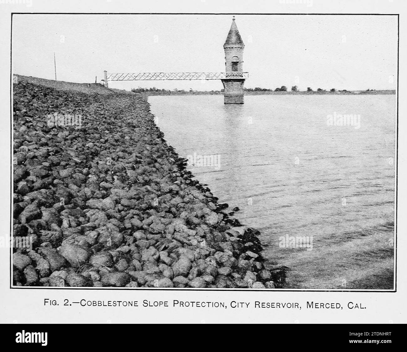 Cobblestone slope protection, city reservoir, Merced, CA. from the book ' The storage of water for irrigation purposes ' by Fortier, Samuel; Bixby, F. L; United States. Office of Experiment Stations; United States. Department of Agriculture Stock Photo