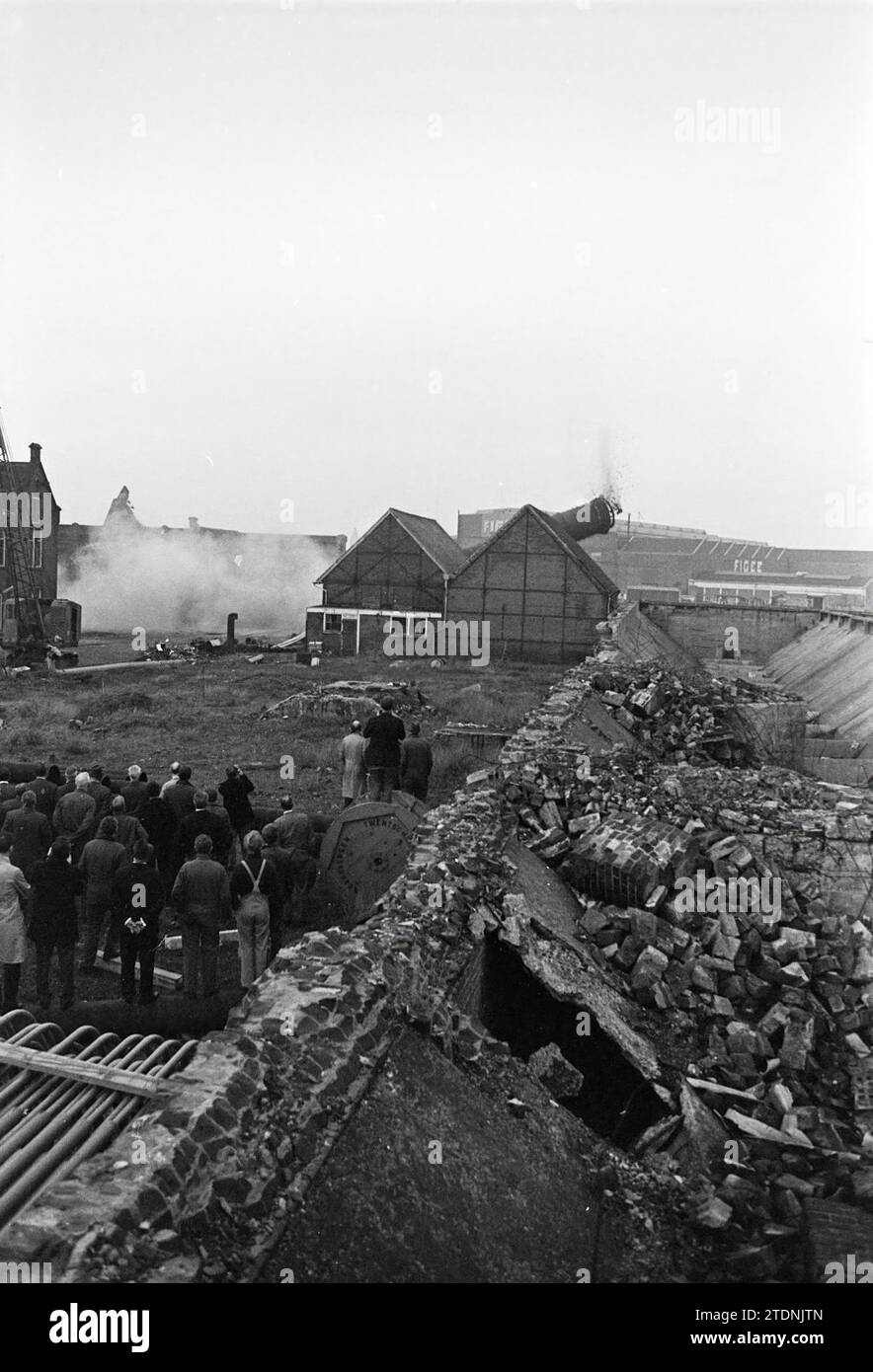 Blowing up chimney GEB, Chimneys, 26-11-1970, Whizgle News from the Past, Tailored for the Future. Explore historical narratives, Dutch The Netherlands agency image with a modern perspective, bridging the gap between yesterday's events and tomorrow's insights. A timeless journey shaping the stories that shape our future Stock Photo