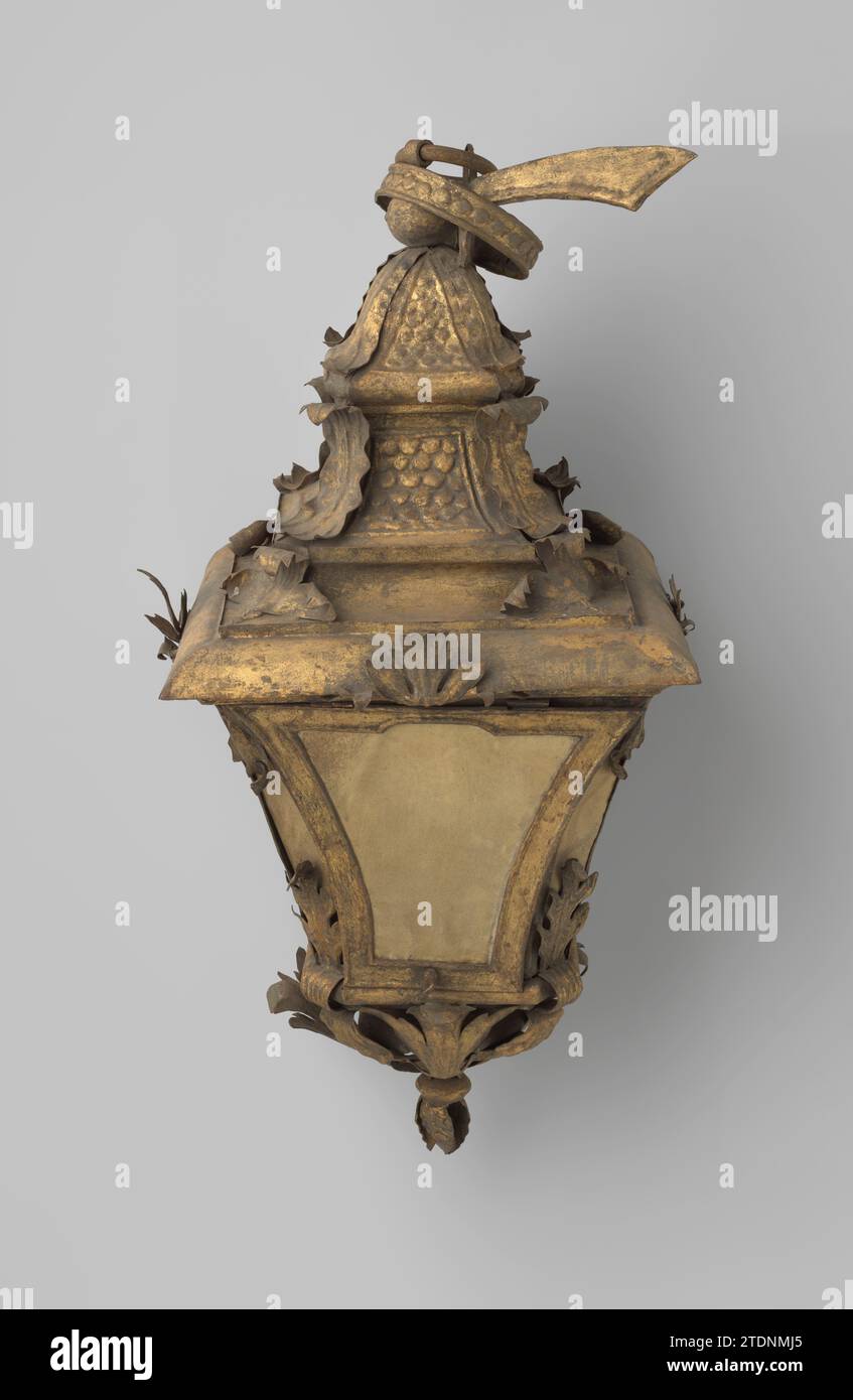 Lantern, four -sided with truncated corners and a articulated roof, crowned by flat ring in which Halmen, Anonymous, 1725 - 1775 A four -sided lantern with truncated corners and a roof consisting of two sections. The roof is crowned by a flat ring in which there are some culms and a knife (?). The lantern that gradually narrows down is decorated here and there with leaves and ends in a leaf. Paper for the windows. Italy (possibly) iron (metal). paper. gilding (material) gilding A four -sided lantern with truncated corners and a roof consisting of two sections. The roof is crowned by a flat rin Stock Photo