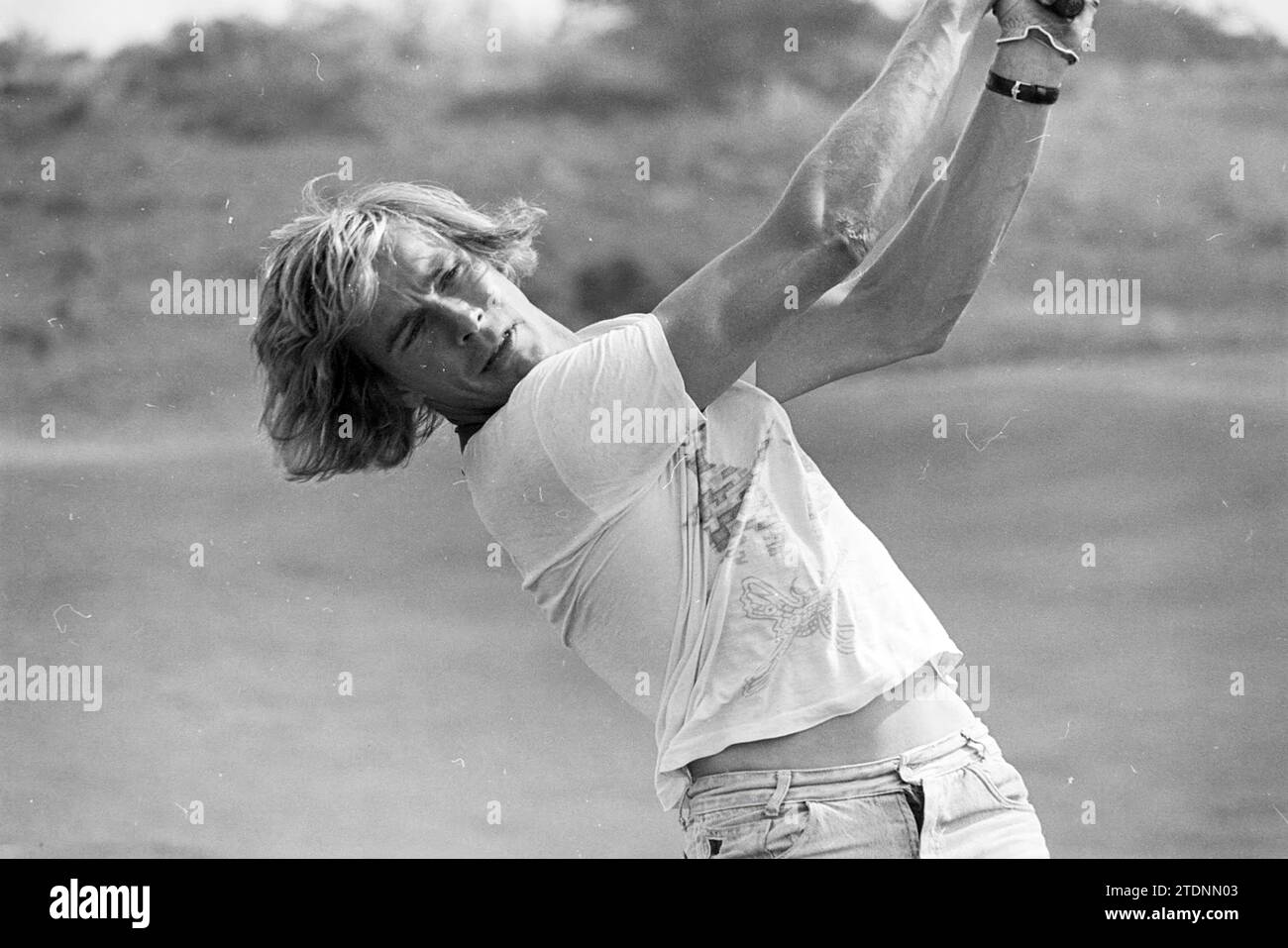 James Hunt G.P. driver Golfing Zandvoort, Golf, golfing, 26-08-1976, Whizgle News from the Past, Tailored for the Future. Explore historical narratives, Dutch The Netherlands agency image with a modern perspective, bridging the gap between yesterday's events and tomorrow's insights. A timeless journey shaping the stories that shape our future Stock Photo