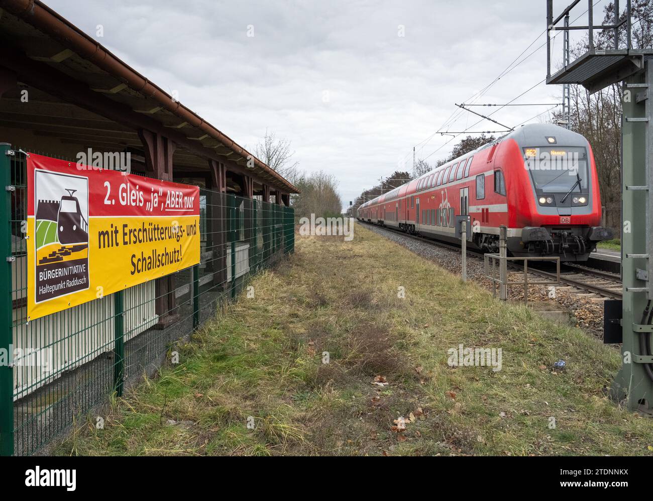 https://c8.alamy.com/comp/2TDNNKX/19-december-2023-brandenburg-vetschauot-raddusch-the-regional-express-train-re2-with-destination-nauen-arrives-at-raddusch-station-from-cottbus-a-poster-from-the-raddusch-stopping-point-citizens-initiative-hangs-on-the-former-station-building-with-the-demand-2nd-track-yes-but-only-with-vibration-and-noise-protection!-the-expansion-of-the-rail-link-between-lbbenau-and-cottbus-was-previously-explained-during-a-press-event-the-double-track-extension-would-allow-trains-to-run-every-half-hour-from-berlin-to-cottbus-photo-soeren-stachedpa-2TDNNKX.jpg