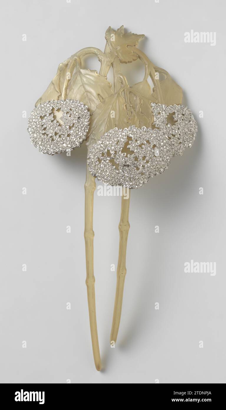 Hair comb in the form of two branches of Viburnum, René Lalique, c. 1902 - c. 1903 Hair comb of horn, gold and diamonds. The comb is inspired by Japanese models and has the shape of two branches of a shrub with flowers (Viburnum Opulus Roseum: 'Snowball'). Paris horn (animal material). gold (metal). diamond (mineral) Hair comb of horn, gold and diamonds. The comb is inspired by Japanese models and has the shape of two branches of a shrub with flowers (Viburnum Opulus Roseum: 'Snowball'). Paris horn (animal material). gold (metal). diamond (mineral) Stock Photo
