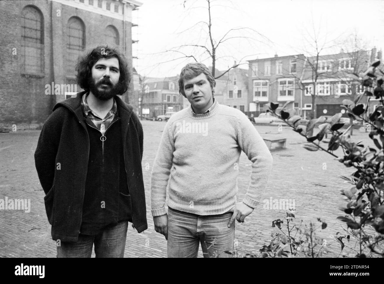 Visual artist Max Koning and Peter van Lavière, owner of café 'De Wandelaar', initiators of the annual Christmas carol on the Nieuwe Kerksplein, Festivities, Haarlem, Nieuwe Kerksplein, Nederland, 29-11-1977, Whizgle News from the Past, Tailored for the Future. Explore historical narratives, Dutch The Netherlands agency image with a modern perspective, bridging the gap between yesterday's events and tomorrow's insights. A timeless journey shaping the stories that shape our future Stock Photo