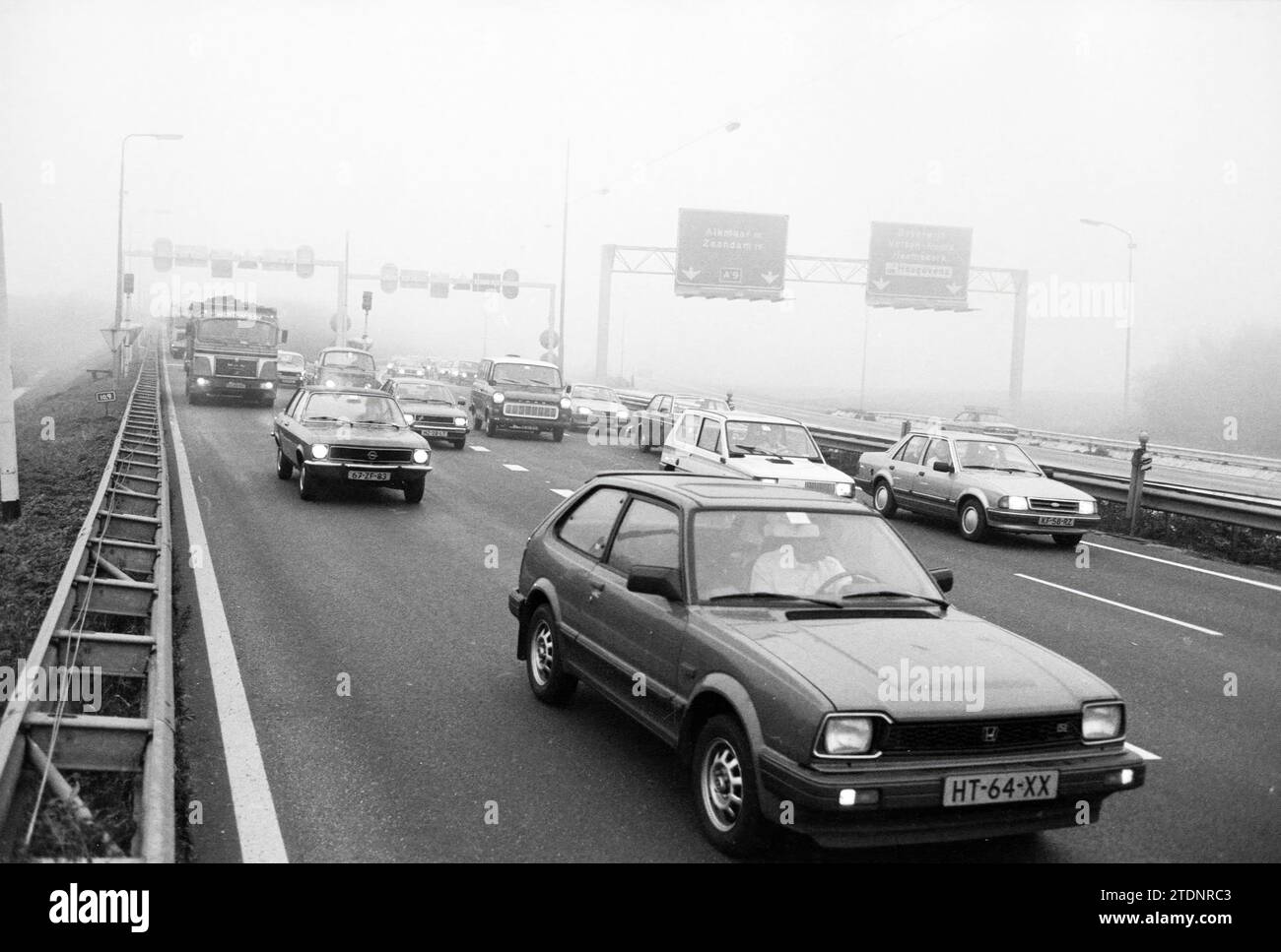 Action of officials at Velsertunnel, Demonstration, 07-11-1983, Whizgle News from the Past, Tailored for the Future. Explore historical narratives, Dutch The Netherlands agency image with a modern perspective, bridging the gap between yesterday's events and tomorrow's insights. A timeless journey shaping the stories that shape our future Stock Photo