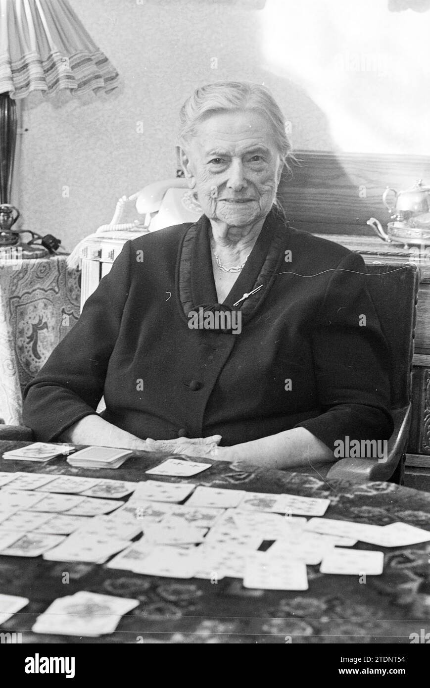 Portrait of 100 year old woman with playing cards on the table, 29-03-1972, Whizgle News from the Past, Tailored for the Future. Explore historical narratives, Dutch The Netherlands agency image with a modern perspective, bridging the gap between yesterday's events and tomorrow's insights. A timeless journey shaping the stories that shape our future Stock Photo