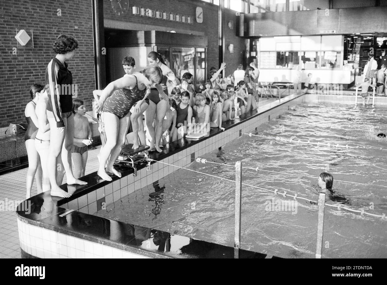 Swimming in the De Planete swimming pool, Haarlem, Planetenlaan, The Netherlands, 00-02-1982, Whizgle News from the Past, Tailored for the Future. Explore historical narratives, Dutch The Netherlands agency image with a modern perspective, bridging the gap between yesterday's events and tomorrow's insights. A timeless journey shaping the stories that shape our future Stock Photo