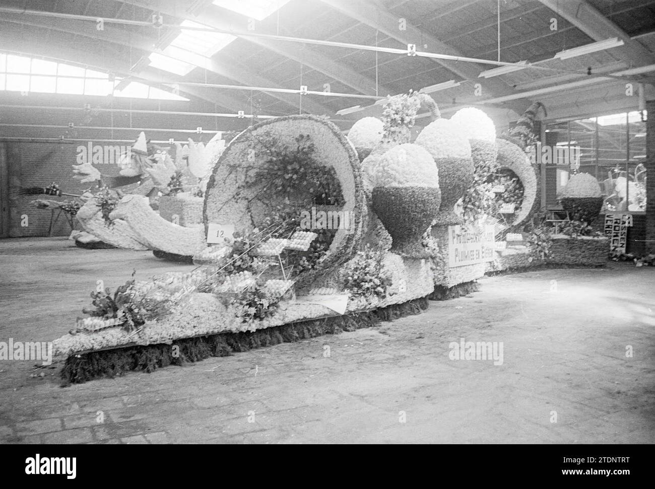 Floats in H.B.G., Flower Parade, flower exhibition, 01-05-1964, Whizgle News from the Past, Tailored for the Future. Explore historical narratives, Dutch The Netherlands agency image with a modern perspective, bridging the gap between yesterday's events and tomorrow's insights. A timeless journey shaping the stories that shape our future Stock Photo
