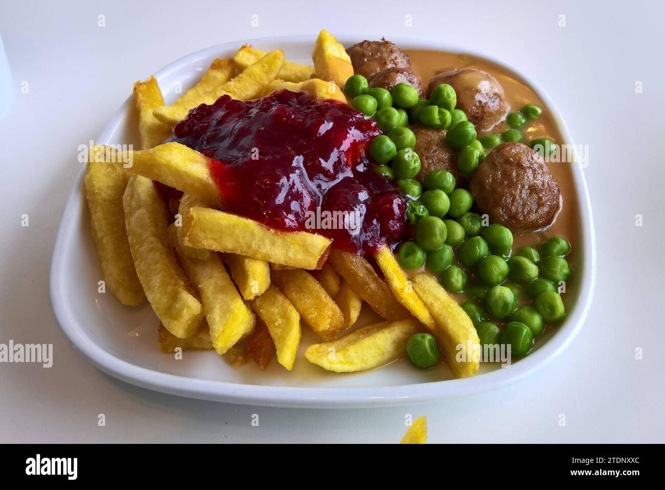Ikea Restaurant, Köttbullar mit Pommes und Erbsen *** Ikea Restaurant ...