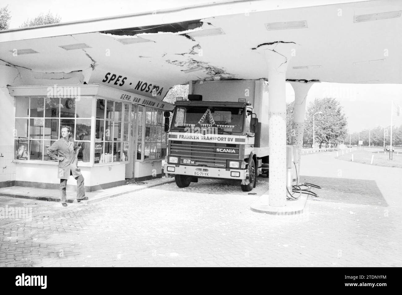 Truck destroys gas station, 00-09-1983, Whizgle News from the Past, Tailored for the Future. Explore historical narratives, Dutch The Netherlands agency image with a modern perspective, bridging the gap between yesterday's events and tomorrow's insights. A timeless journey shaping the stories that shape our future Stock Photo