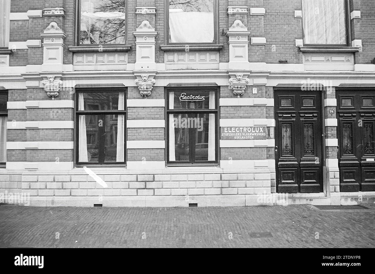 Electrolux, Parklaan, Building houses and houses, Haarlem, Parklaan, The Netherlands, 04-01-1965, Whizgle News from the Past, Tailored for the Future. Explore historical narratives, Dutch The Netherlands agency image with a modern perspective, bridging the gap between yesterday's events and tomorrow's insights. A timeless journey shaping the stories that shape our future Stock Photo