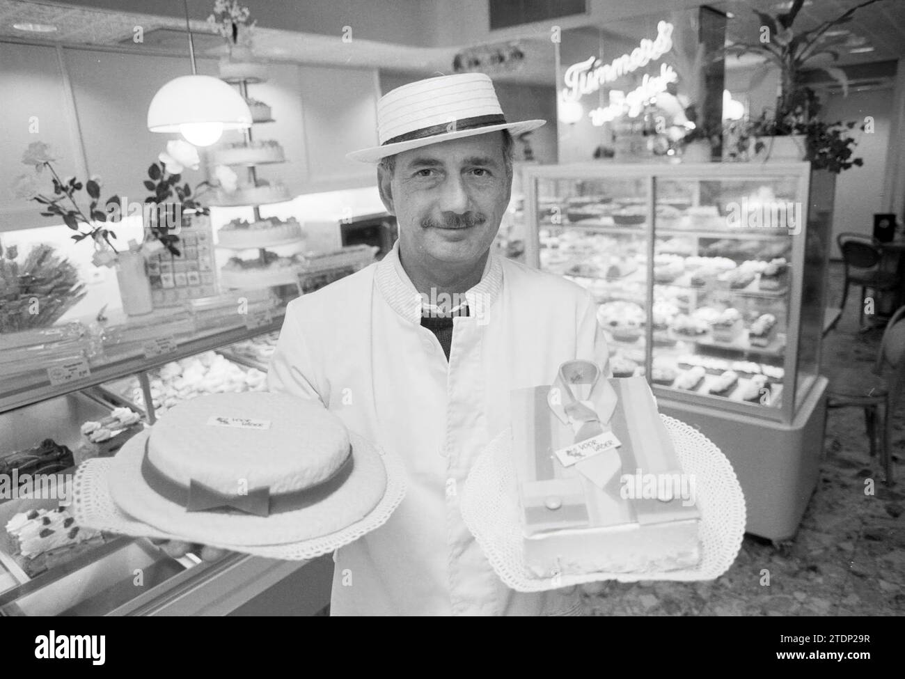 Pastry chef Tummers, Heemstede, The Netherlands, 12-06-1990, Whizgle News from the Past, Tailored for the Future. Explore historical narratives, Dutch The Netherlands agency image with a modern perspective, bridging the gap between yesterday's events and tomorrow's insights. A timeless journey shaping the stories that shape our future Stock Photo