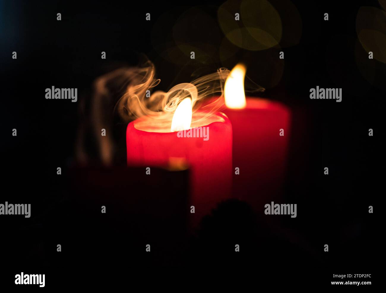 Weihnachts Adventskerze im Licht der Dunkelheit Stock Photo