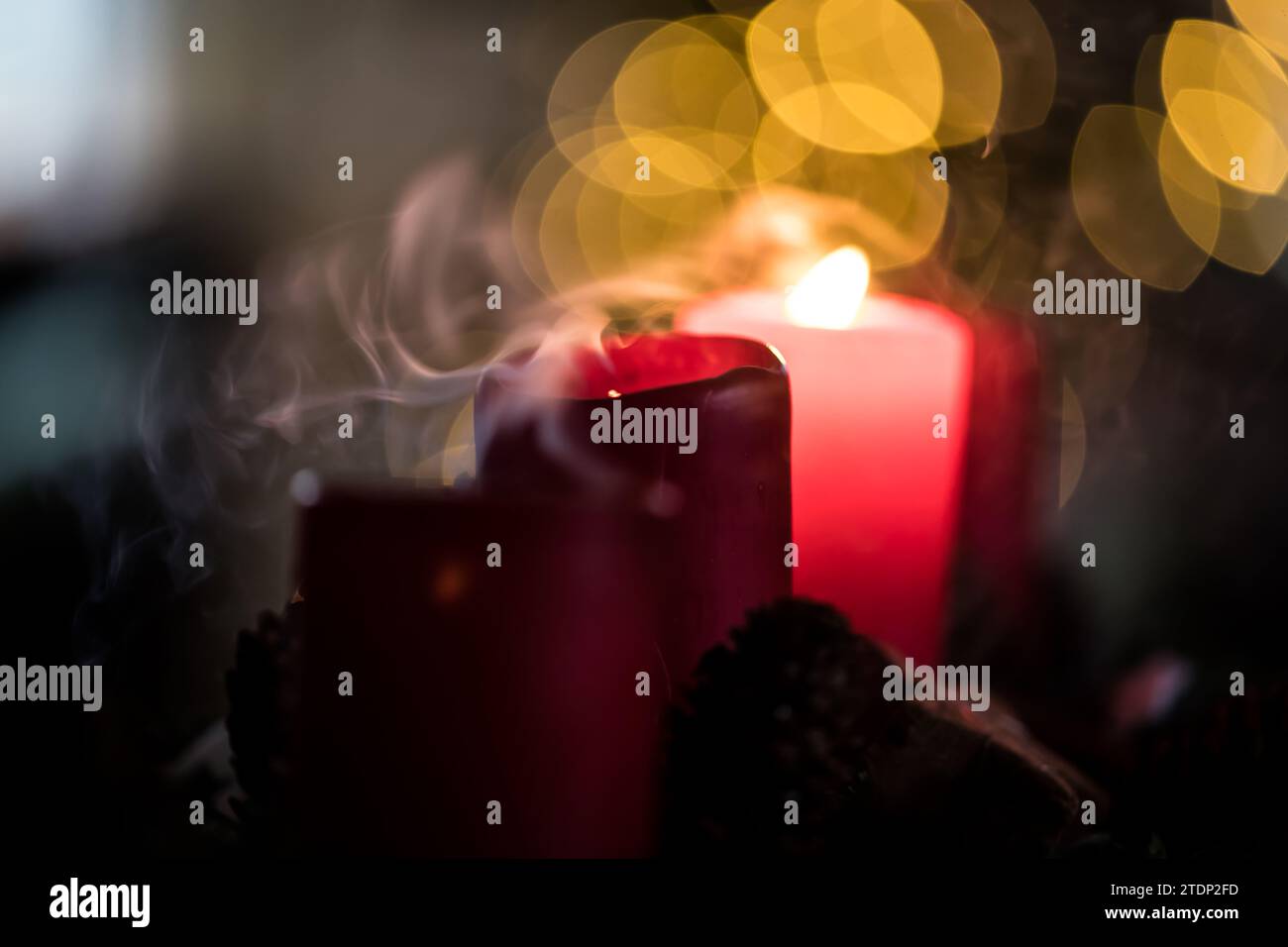 Weihnachts Adventskerze im Licht der Dunkelheit Stock Photo