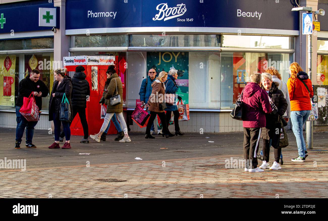 Dundee, Tayside, Scotland, UK. 19th Dec, 2023. UK Weather Local residents ventured into Dundee