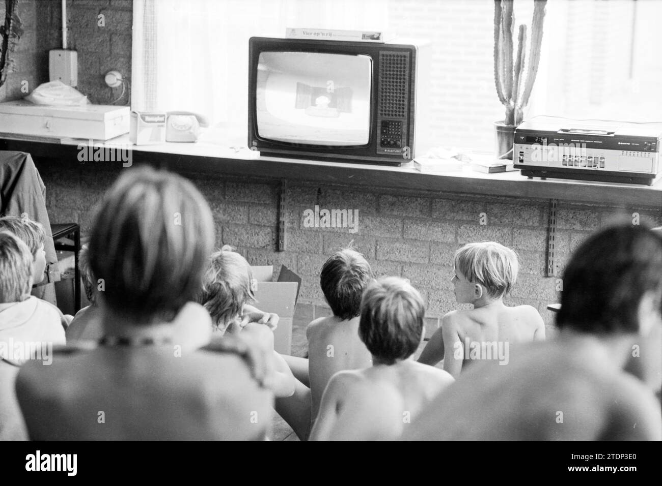 Children watch cartoons on television, 00-10-1983, Whizgle News from the Past, Tailored for the Future. Explore historical narratives, Dutch The Netherlands agency image with a modern perspective, bridging the gap between yesterday's events and tomorrow's insights. A timeless journey shaping the stories that shape our future Stock Photo