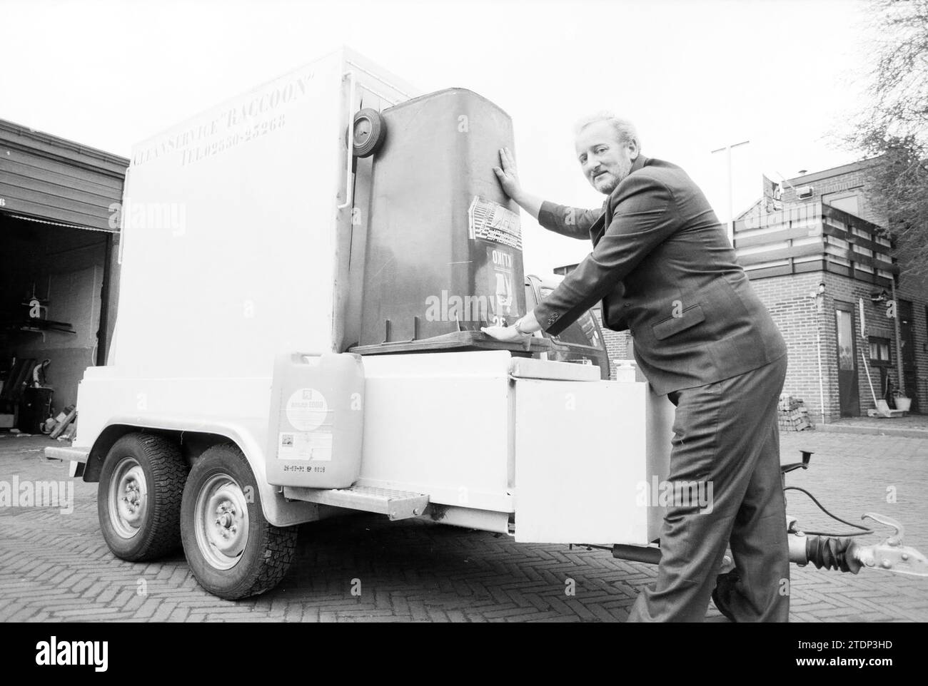 Mr. Jasper, Waste Container Cleaning, IJm., IJmuiden, The Netherlands, 05-05-1991, Whizgle News from the Past, Tailored for the Future. Explore historical narratives, Dutch The Netherlands agency image with a modern perspective, bridging the gap between yesterday's events and tomorrow's insights. A timeless journey shaping the stories that shape our future Stock Photo